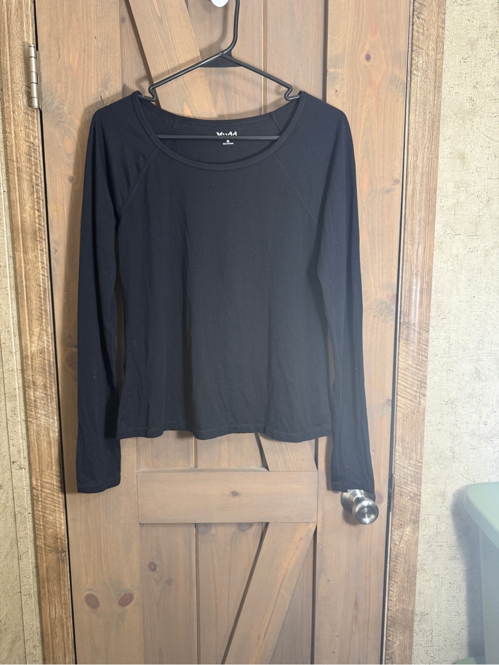 Black Long-Sleeve Scoop Neck Tee